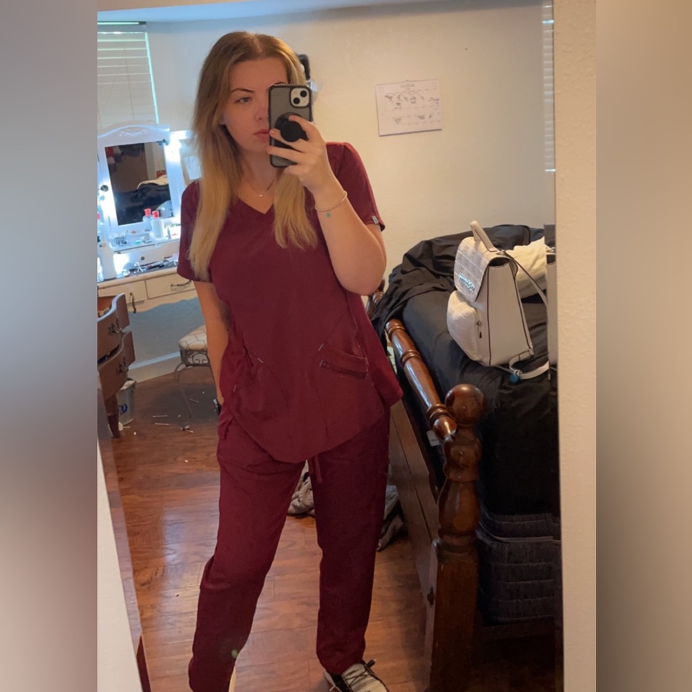 Hi there! I’m a young med student with expensive taste! Let’s posh together! 🩵